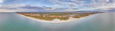 Yaz mevsiminde Livorno sahili üzerindeki İHA panoraması yazları kumlu sahil ve yakındaki binaları gösteriyor.