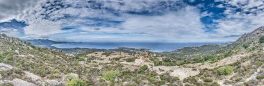 Batı Korsika kıyı şeridinin panoramik insansız hava aracı görüntüsü ve terkedilmiş tarihi Occi köyü yazın