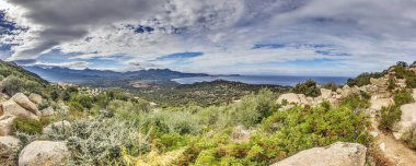 Yazın terk edilmiş tarihi Occi köyünden Batı Korsika kıyılarının panoramik manzarası