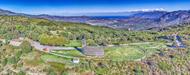 Korsika 'daki tarihi San Michele de Murato Kilisesi' nin havadan görünüşü. Yazın Cap Corse 'a doğru manzaralı.