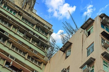 2014 yılında, Hong Kong 'da yoğun kentsel mimari, parlak gökyüzü altında sıkıca sarılmış yüksek binalar.