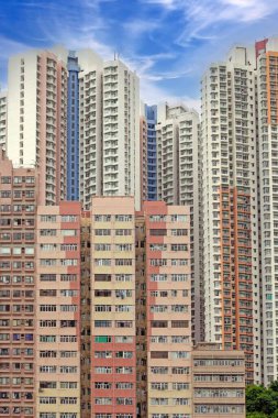 2014 yılında, Hong Kong 'da yoğun kentsel mimari, parlak gökyüzü altında sıkıca sarılmış yüksek binalar.