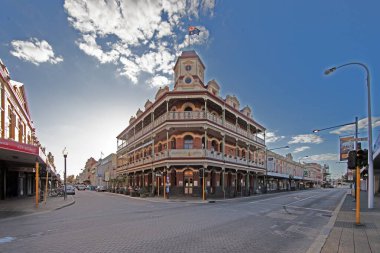 Fremantle, Avustralya 'daki panoramik sokak manzarası, gündüz boyunca canlı mavi gökyüzü altında tarihi bir mimari barındırıyor.