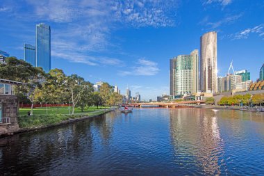 Yarra Nehri ve Melbourne silueti, mimariyle doğayı gündüz uyum içinde harmanlıyor.