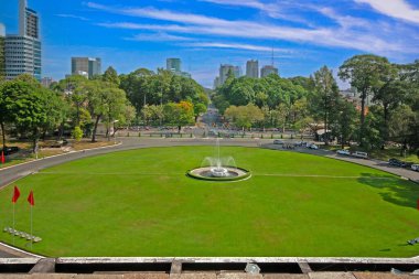 Gündüz vakti Ho Chi Minh City, Vietnam 'da Çeşme ve yeşillikle Birleşme Sarayı parkı manzarası