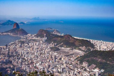 Rio de Janeiro 'nun sersemletici hava manzarası, Sugarloaf Dağı, Guanabara Körfezi ve gündüz manzarası.