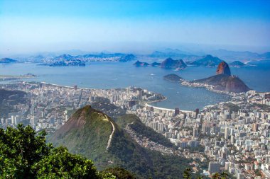 Rio de Janeiro 'nun sersemletici hava manzarası, Sugarloaf Dağı, Guanabara Körfezi ve gündüz manzarası.