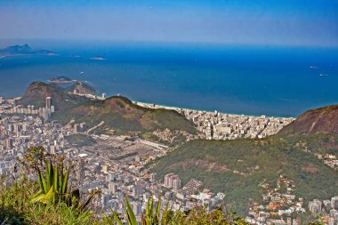 Rio de Janeiro 'nun sersemletici hava manzarası, Sugarloaf Dağı, Guanabara Körfezi ve gündüz manzarası.