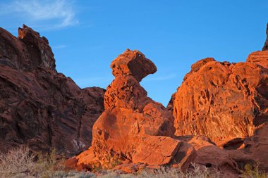 Kırmızı kaya çöl manzarası dramatik kaya oluşumları ve canlı mavi gökyüzü gün batımında altın saatinde