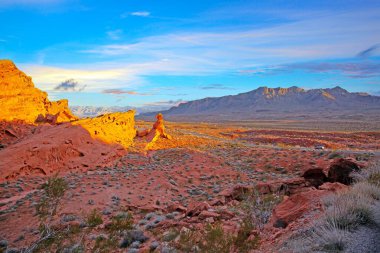 Kırmızı kaya çöl manzarası dramatik kaya oluşumları ve canlı mavi gökyüzü gün batımında altın saatinde