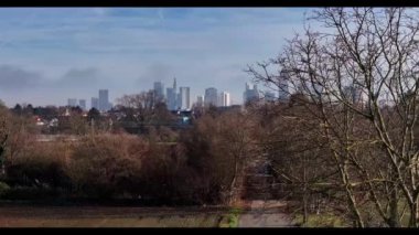 Frankfurt 'un insansız hava aracı görüntüsü yer seviyesinden yükselen dikey bir yükseliş sırasında günışığında modern gökdelenlerle birlikte