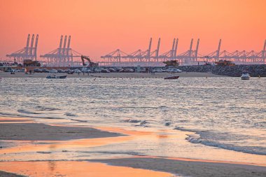 Açık Sahil Dubai 'de günbatımı sakin sular ve liman vinçleriyle 2015' te