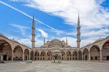 Sultan Ahmed Cami avlusu açık alan ve tarihi Osmanlı mimarisi gündüz vakti