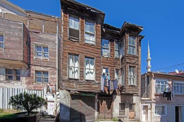 İstanbul 'un tarihi bölgesinde güpegündüz yıpranmış cepheli eski ahşap ev