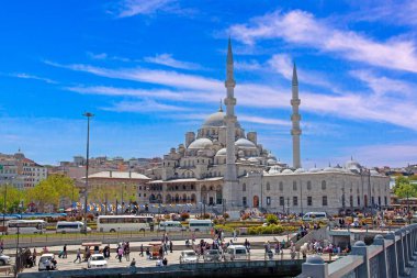 İstanbul 'da gündüz bahçeli, Mavi Cami olarak da bilinen Sultan Ahmed Camii' nin dışı.