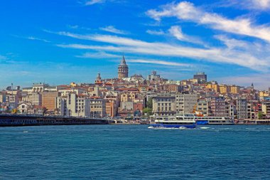 İstanbul 'da İstanbul Boğazı ve Galata Kulesi ile Galata ilçesi manzarası