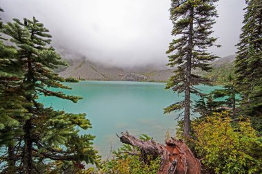 Garibaldi Dağı yakınlarındaki turkuaz göl manzarası ve gün içinde dağlarda dramatik bulutlar.
