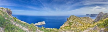 Gündüz vakti Cala Sant Vicenc yakınlarındaki deniz manzarası