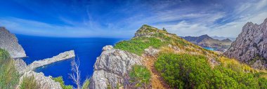 Gündüz vakti Cala Sant Vicenc yakınlarındaki deniz manzarası
