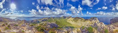 Kaptan Formentors 'un panoramik görüntüsü gündüz vakti engebeli dağlar ve denizler.