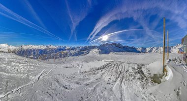 Kışın Kleinwalsertal 'da kayak yamaçları ve dağların üzerindeki panoramik manzara