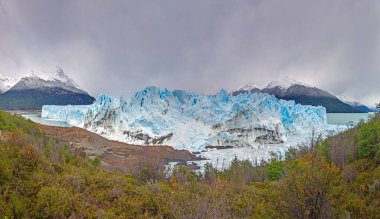 Perito Moreno Buzulu dramatik buzlu duvarı ve Patagonya 'daki karlı dağlarla gündüz vakti
