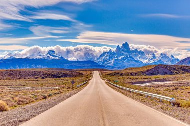 Gündüz vakti çevresindeki dağ manzaralı El Chalten 'e giden erişim yolunun görüntüsü