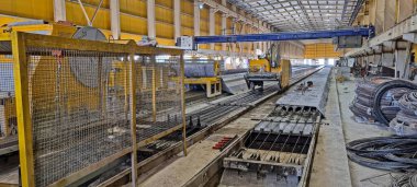 Ağır makineleri ve Hollowcore üretim hatları olan eski beton üretim tesisi.