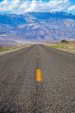 Gündüz vakti Arizona 'nın uzak dağlarında uzun bir çöl yolu kayboluyor.