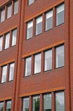 Gündüz vakti Dublin 'deki geleneksel bir binanın tarihi taş cephesi