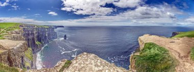 İrlanda 'da gündüz vakti Atlantik Okyanusu' na bakan Moher Kayalıkları 'nın nefes kesici manzarası.