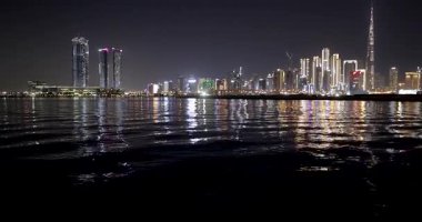 Şubat 2025 'te, Dubai gökdelenlerinin aydınlatıldığı muhteşem bir gece manzarası.