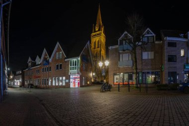 Ascheberg Kilisesi, Almanya 'da geceleyin, kışın tarihi bir cazibeyle aydınlandı.