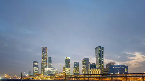 Geceleri Riyad 'ın Kral Abdullah Finansal Bölgesi' nin gökdelenleri kışın modern gökdelenlerle aydınlanıyor.