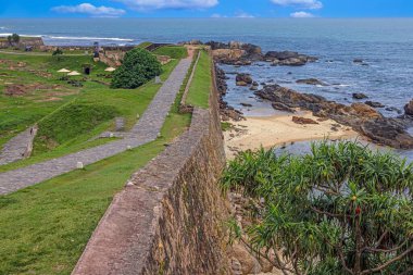 Galle Kalesi 'nden panoramik manzara denize ve yeşil manzaraya doğru ilerliyor. Gündüz boyunca hiç insan görünmüyor.