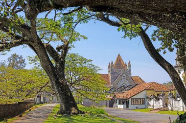 Galle Sri Lanka 'daki All Saints Kilisesi Yazın güneşli bir günde yaşlı ağaçlar tarafından çerçevelenmiş