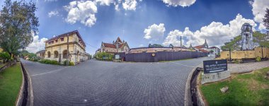 Gündüz vakti Galle Fort, Sri Lanka 'daki Denizcilik Arkeoloji Müzesi etrafındaki tarihi binaların panoramik manzarası