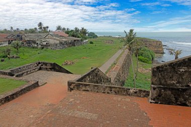 Galle Kalesi 'nden panoramik manzara denize ve yeşil manzaraya doğru ilerliyor. Gündüz boyunca hiç insan görünmüyor.