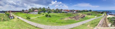 Galle Kalesi 'nin panoramik manzarası ve Sri Lanka' nın mavi gökyüzü altında gündüz vakti hiç insan yok.