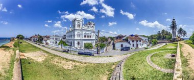 Gündüz vakti Galle Kalesi 'nin Meera Camii, deniz feneri ve koloni binalarıyla panoramik görüntüsü