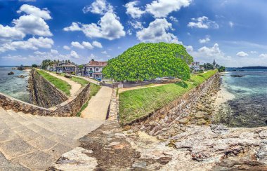 Galle Kalesi 'nin panoramik manzarası ve deniz feneri olan okyanus gündüz gözüyle görülebilir insan yok.