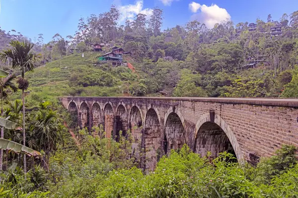 Ella, Sri Lanka yakınlarındaki yemyeşil ormanda Dokuzuncu kemer köprüsü. Gündüz vakti ortalıkta kimse yok.
