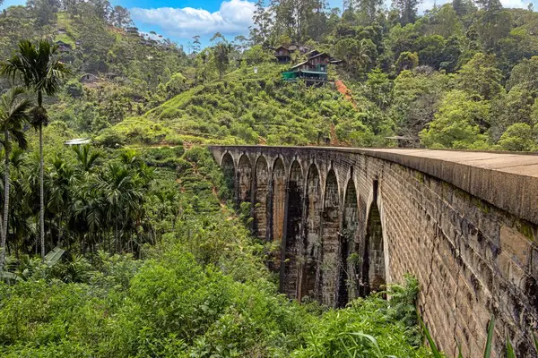 Ella, Sri Lanka yakınlarındaki yemyeşil ormanda Dokuzuncu kemer köprüsü. Gündüz vakti ortalıkta kimse yok.