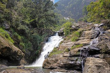 Yüksek Diyaluma şelalesi, Sri Lanka 'nın verimli dağlık arazilerinde, sarp kayalıklardan aşşağıya dökülür.