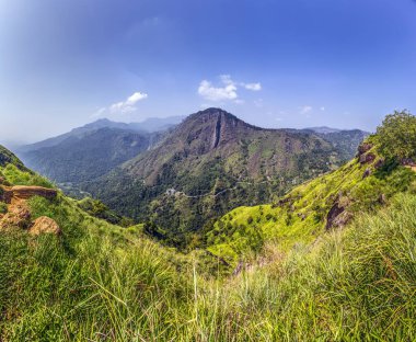 Sri Lanka 'da Ella yakınlarındaki Adams Tepesi' nden yeşil tepeler ve engebeli tepeler manzarası