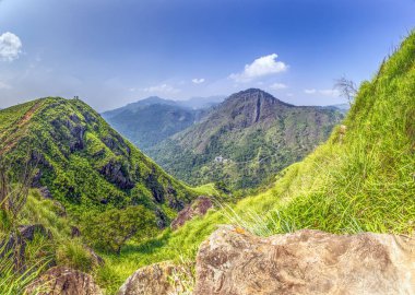 Sri Lanka 'da Ella yakınlarındaki Adams Tepesi' nden yeşil tepeler ve engebeli tepeler manzarası