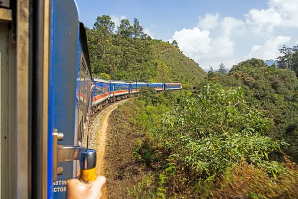 Sri Lanka 'daki Kandy' den Ella 'ya uzanan verimli dağlık bölgede renkli bir tren esiyor.