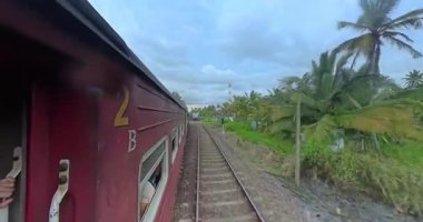 Sri Lanka 'da Bentota ve Galle arasındaki açık tren kapısından tropik kıyı manzarası