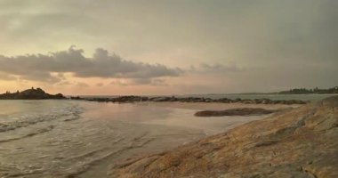 Ventura plajında akşam saatlerinde dramatik bulutlar...