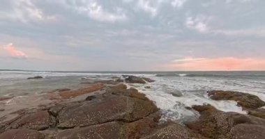 Akşamları dramatik bulutlarla birlikte gün batımının zamanı.